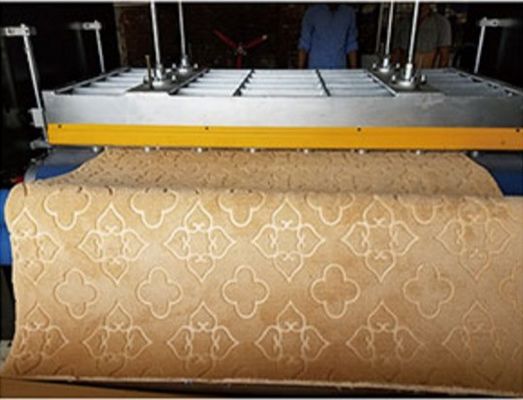 Automatische sponzen gelamineerde tapijtpretsmachine met snijwerk 2 in 1 makkelijk te bedienen