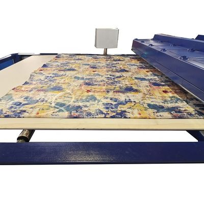 Automatische productielijn voor gelamineerde tapijten met snij- en embossingfunctie